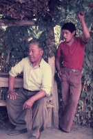 Don Marcelino Rosario Namuncurá y su hijo mayor, en el patio de su casa (Reducción de San Ignacio, Provincia del Neuquén, 1980)