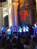 Coro "Voces del alma" (Monterrico) con su director Elías Ábalos