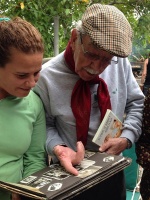 Silvia Majul, directora, revisando un álbum familiar de Ramón Navarro.