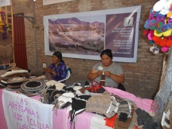 Las tejedoras Edi y Clelia llegaron desde Cusi Cusi, pueblito entre nubes de la Provincia de Jujuy.