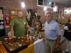 Con el bandoneonista y compositor Luis Bertolotti, a cargo del puesto del Museo y Mercado de Artesanías de Paraná, Entre Ríos.