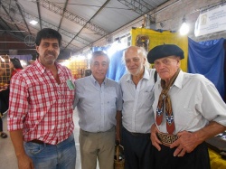 De izquierda a derecha: el periodista Javier Karmelic, Bojanich, el autor de esta nota y don Raúl Sánchez, experto amansador de caballos para polo y carrera, de Capitán Sarmiento.
