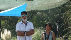 José Luis Gómez y Alejandra Monteverde, anunciando el proyecto del Yaguareté en el octavo aniversario del campamento de Punta Querandí, el 18 de febrero de 2018.