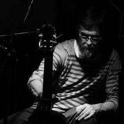Si desea comenzar a conocer a Fernández Panconi como cantor y músico, le sugiero dirigirse a la sección Discos de esta misma página y entrarle a "LOS ARGENTINOS SOMOS CON GUITARRA"