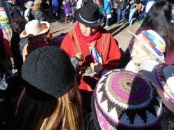 Alguien que sí sabe de Inti Raymi: Nelson Orellana comparte hojas de coca. Ceremonia en Moreno (Pcia. Bs.As.) 21-6-18.