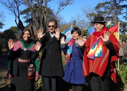 Recibiendo los rayos del Tata Inti Claudia Mayu Orqo Torres, el Embajador de Bolivia Santos Tito, María Nélida Acuña (primera secretaria de la Embajada) y Nelson Orellana.