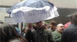 El profe Sorzio participó con un paraguas al que le adosó el mensaje: "No es una tormenta, es una política". Granizo, viento y lluvia se llevaron puesto al paraguas y al mensaje.