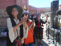 "Negrita" Cabana a toda sonrisa y Claudia Torres saludando. Foto: Ricardo Acebal.