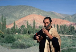 Jaime Torres- Kinti: Allí puncha Pachamama  (Jaime Torres colibrí: Buenos días Madre Tierra (Foto: Ricardo Acebal)