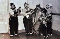 Niñito aún, con su gran maestro Mauro Núñez y su conjunto.