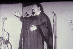 Jaime Dávalos en el escenario del "Tantanakuy" en Humahuaca (1975)