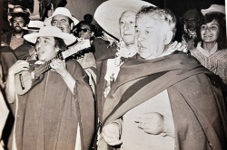Jaime carnavaleando en Humahuaca. Entre quienes lo acompañan están los humahuaqueños pioneros del "Tantanakuy" que se realizó por primera vez en 1975.