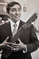 Charanguero en la ciudad.