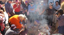 Elba y Jaime ofrendando a la Pachamama en la Casa del Tantanakuy, agosto de 2015.