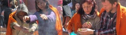 Negrita Cabana y los charanguistas Adriana Lubiz y Nicolás Faes Micheloud ofrendando a la Pachamama en la Casa del Tantanakuy, agosto de 2015.