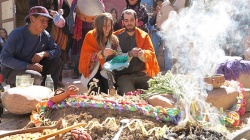 Ofrenda a la Pachamama el fotógrafo de esta nota, Rafael Lino Gindin. Casa del Tantanakuy, agosto de 2015.