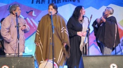 Veteranos de los 40 años del Tantanakuy en el escenario de Humahuaca: Ernestina Cari, Candelaria Cari, Susana Moncayo y Jaime Torres (agosto de 2015).