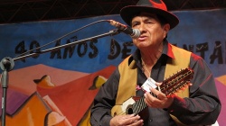 Alfredo Coca, prócer del charango boliviano, en la celebración de los 40 años del Tantanakuy (Humahuaca, agosto de 2015).