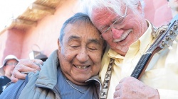 Abrazo charanguero: Horacio Durán (Inti Illimani, Chile) y Jaime. Casa del Tantanakuy, agosto de 2015.