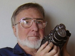 Jorge Prelorán, empuñando su cámara, afinado instrumento de su cerebro y su corazón.