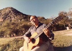 Hugo Argañaraz ya no atiende el almacén de ramos generales. Ahora trabaja en el "Complejo Argañaraz" y de vez en cuando toma la guitarra y entona con excelencia las canciones de Don Ata.