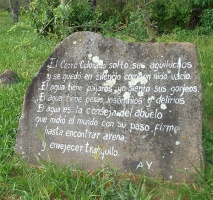 Una de las tantas piedras con palabras de don Ata en los alrededores de la casa museo.
