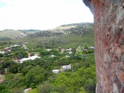 Dos vistas del pueblo, como se lo ve desde uno de los estrechos "balcones naturales" del Cerro Colorado.