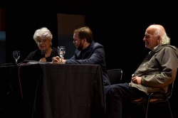 Momento de la presentación en público, el mismo lunes por la noche. Habla Elba Boffo y escuchan atentamente Nicolás Faes y Ricardo Acebal, quien proyectó audiovisuales de su producción acerca del Tantanakuy.   