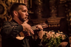 Faes Micheloud despidiendo un encuentro donde el charango intercambió sonidos altiplánicos por los de milongas uruguayas, tangos, cuecas chilenas, alguna cumbia, algún candombe y alguno que otro ritmo indefinido pero con identidad suramericana.