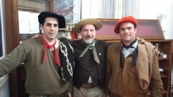 Carlos Risso (al centro) con los jóvenes payadores Mariano González y Santiago Vaquero.   