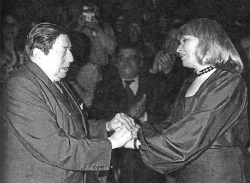 Suma Paz en el homenaje a su maestro Atahualpa Yupanqui en la Universidad Nacional de Tucumán, año 1987 (foto en página 211). Muchos años antes, cuando Suma decidió que ese sería "su" maestro, don Ata le dijo: "Va a ser áspero, Sumita ¿eh? Pero aguántesela".