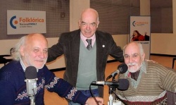 Ricardo Acebal, el locutor Miguel Vicente y Roberto Selles, en Radio Nacional Folklórica el 26-9-2013
