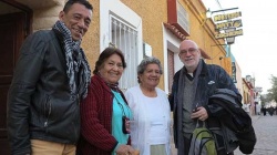 El autor de esta nota, acompañado por Wilmer Palomino y las hermanas Candelaria y Ernestina Cari en Humahuaca, Jujuy.