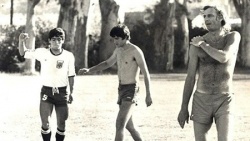 Horas y días de ensayos, en José C. Paz. Menotti con Diego y Hugo Alves. Ambos alternaban prácticas en la Selección mayor, junto a otros pibes.