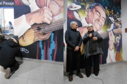 Cristian Kave Acosta firma como autor del mural y Elba Torres habla, escuchada con atención por el señor Marcelo Orfila. 
