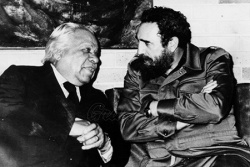 El poeta afro-cubano Nicolás Guillén conversando con el hispano-cubano Fidel Castro.
