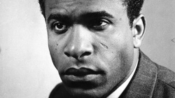 Frantz Fanon, afro nacido en Martinica (isla caribeña administrada por Francia). Luchó por la independencia de Argelia. Autor de "Los condenados de la tierra". 