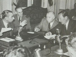 Reunión de gabinete en 1956: sobre el margen izquierdo el almirante Rojas y sobre el derecho el teniente general Pedro Eugenio Aramburu.