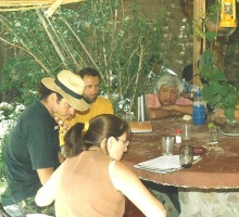 Seriedad. Ulises de la Orden, un amigo y Ricardo Vilca escuchan atentamente a la guitarrista.