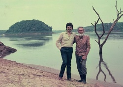 Ramón Ayala y el poeta Carlos Martínez Alba junto al Río Paraná próximo a Posadas, Misiones. (Foto: Ricardo Acebal)