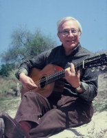 Juan Carlos Alsina, frente a su amado río Gualeguay. Canturreador, compositor... Y también escritor.