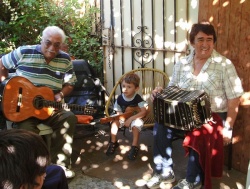 Toloza, Santa Cruz y el Santi (hace 9 o 10 años, a los 3 o 4 años de edad), en un patio con sombra de parra.