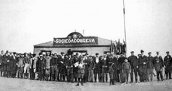 Peones y obreros frente a la "Sociedad Obrera" de Río Gallegos. La foto corresponde al final de la primera huelga.