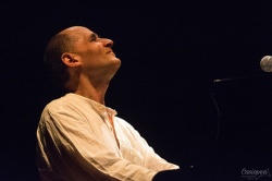 Marcelo Perea, piano, letra, música y canto.