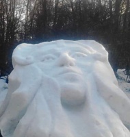 "El despertar de la Madre Tierra" Escultura en Nieve en la ciudad de Ushuaia, Tierra del Fuego, Argentina. Bloque de Nieve compactada de 2.40M. x 2.40M. x 2.40M.