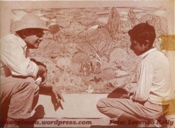 Prof. Jorge Mendoza y alumno del Taller. En el fondo, una obra muy destacada, "Adán y Eva en el Paraíso", cuyo destino se desconoce. Foto: Lorenzo Kelly (1959).