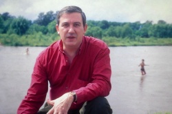 Omar, el río y los changuitos busca tesoros.