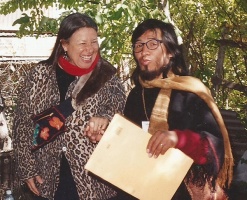 Wenceslao Villanueva y una hermana delegada de aborígenes norteamericanos durante un encuentro en Malleo, Provincia de Neuquén el 27-3-05.