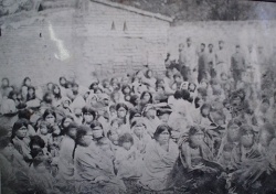 Cautivos de tribus patagónicas, llevados como mano de obra esclava a un ingenio azucarero en Tucumán. Circa 1885 .
