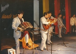 "Los de Imaguaré" en el escenario de la Primera Fiesta Nacional del Chamamé, Corrientes capital, el 6 de septiembre de 1985: ¡Compadre! ¿qué tiene el vino?... 
